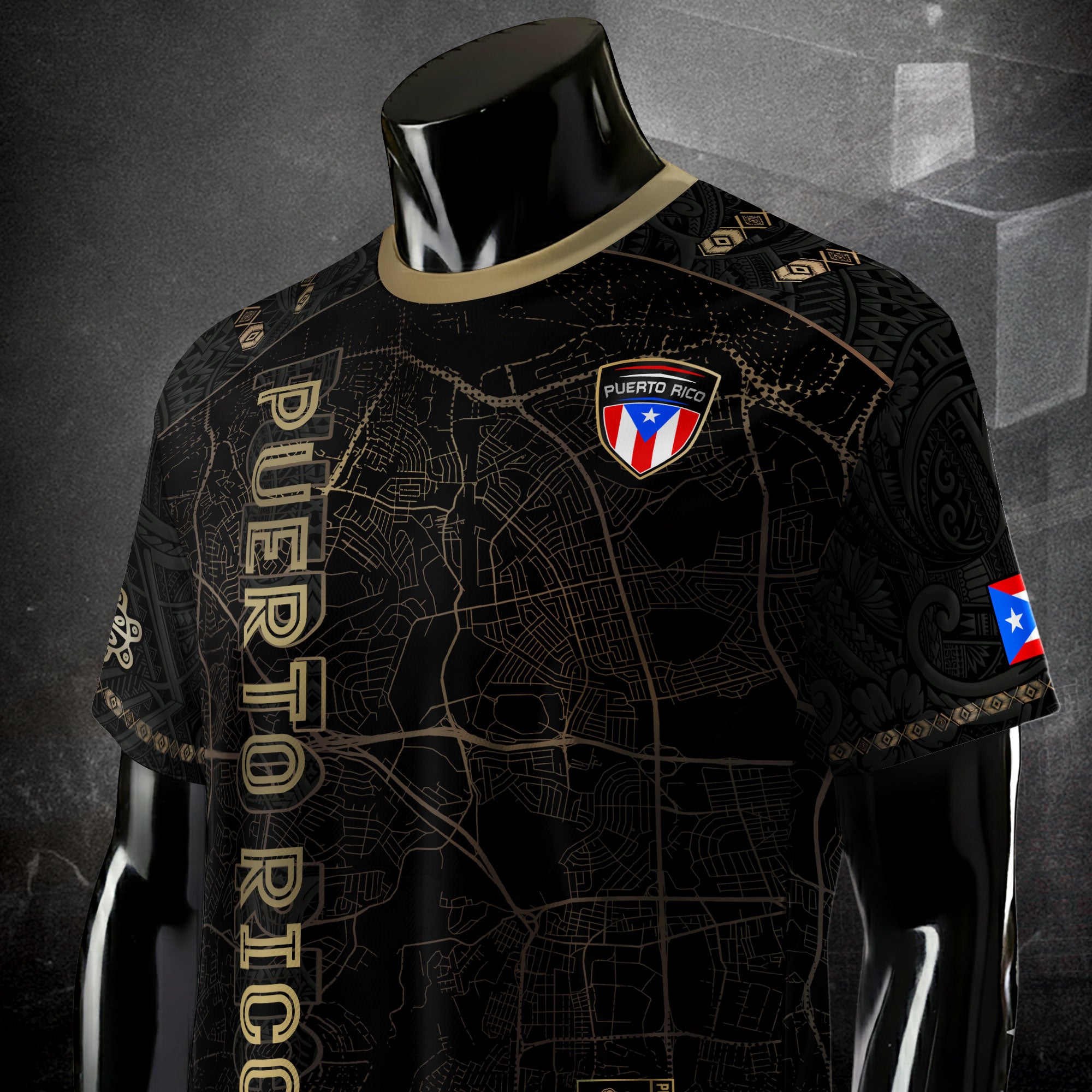 Camiseta de fútbol boricua del Patrimonio Nacional del Sol Taino con mapa de calles de Puerto Rico en negro y dorado