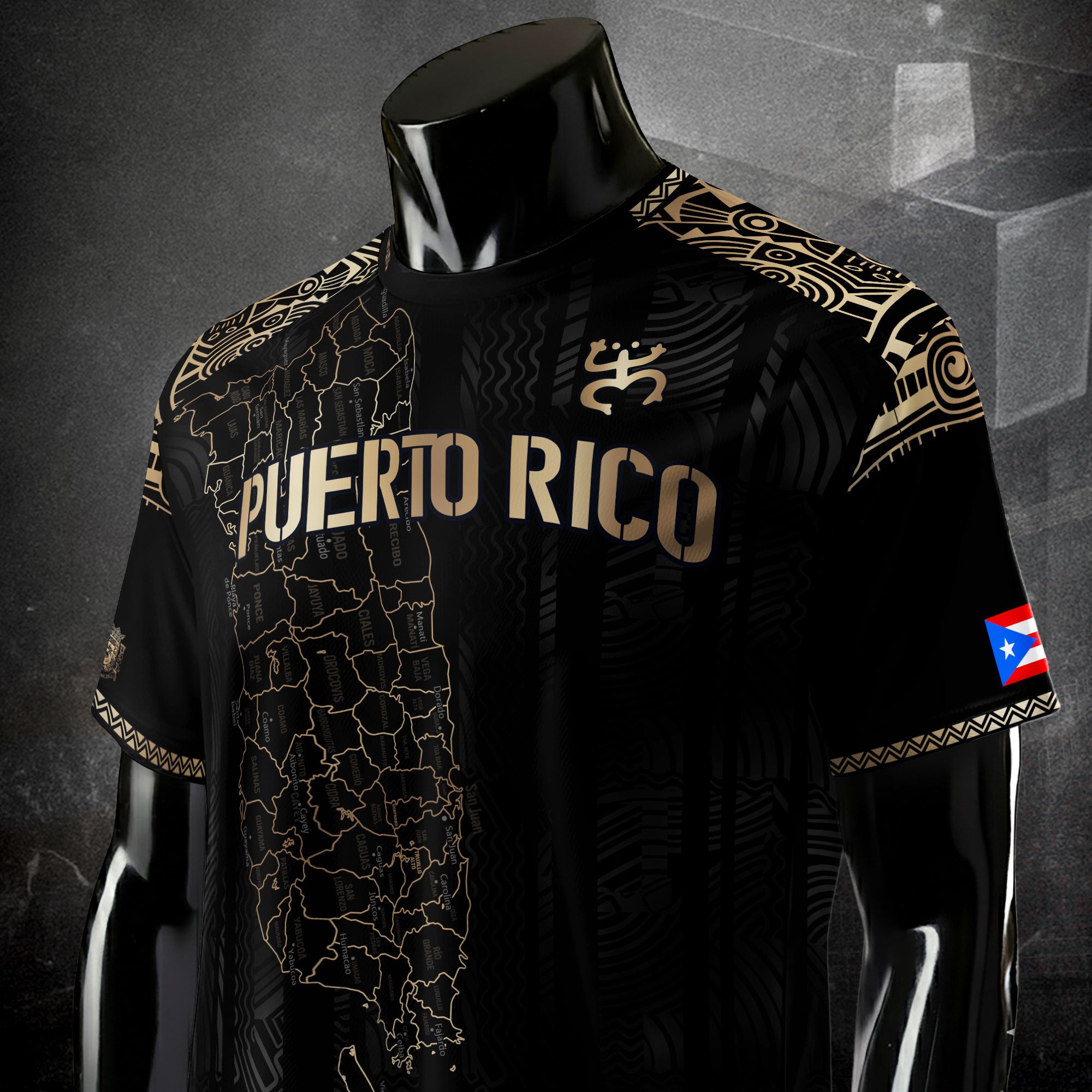 Camiseta de fútbol con el símbolo del mapa tribal boricua negro y dorado de Puerto Rico, herencia nacional