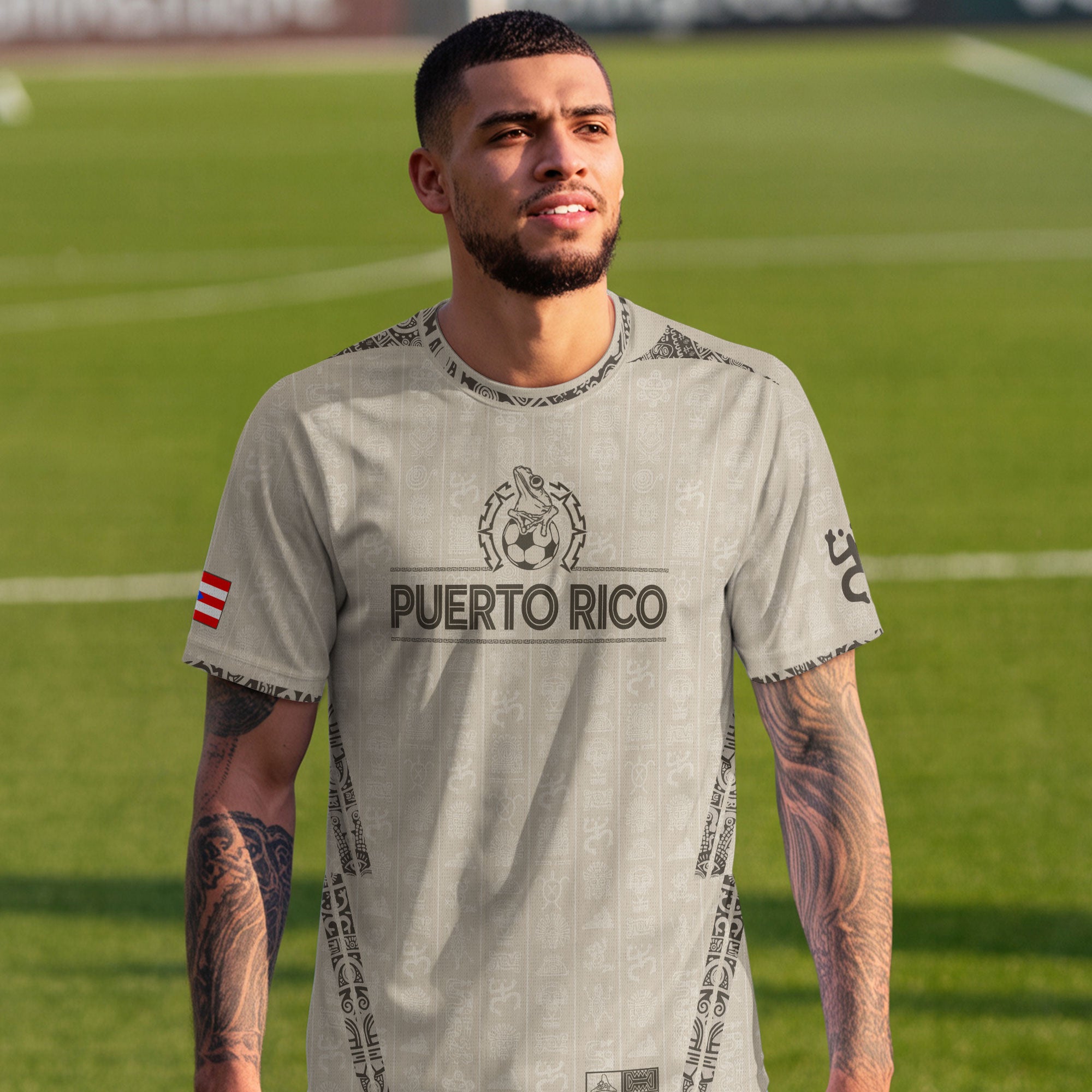 Camiseta de fútbol con símbolos boricuas del Sol Taino, color beige y dorado de Puerto Rico