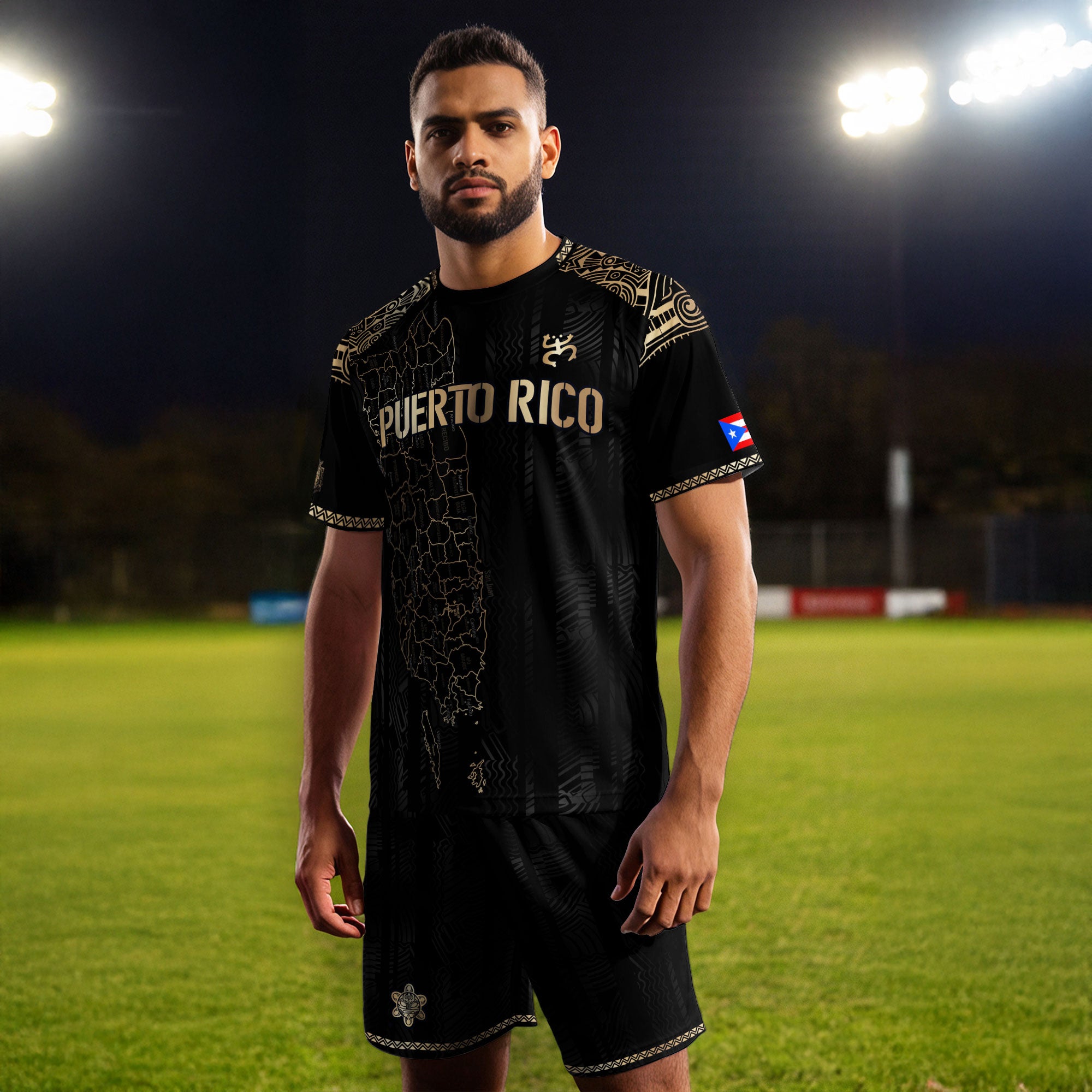 Camiseta de fútbol con el símbolo del mapa tribal boricua negro y dorado de Puerto Rico, herencia nacional