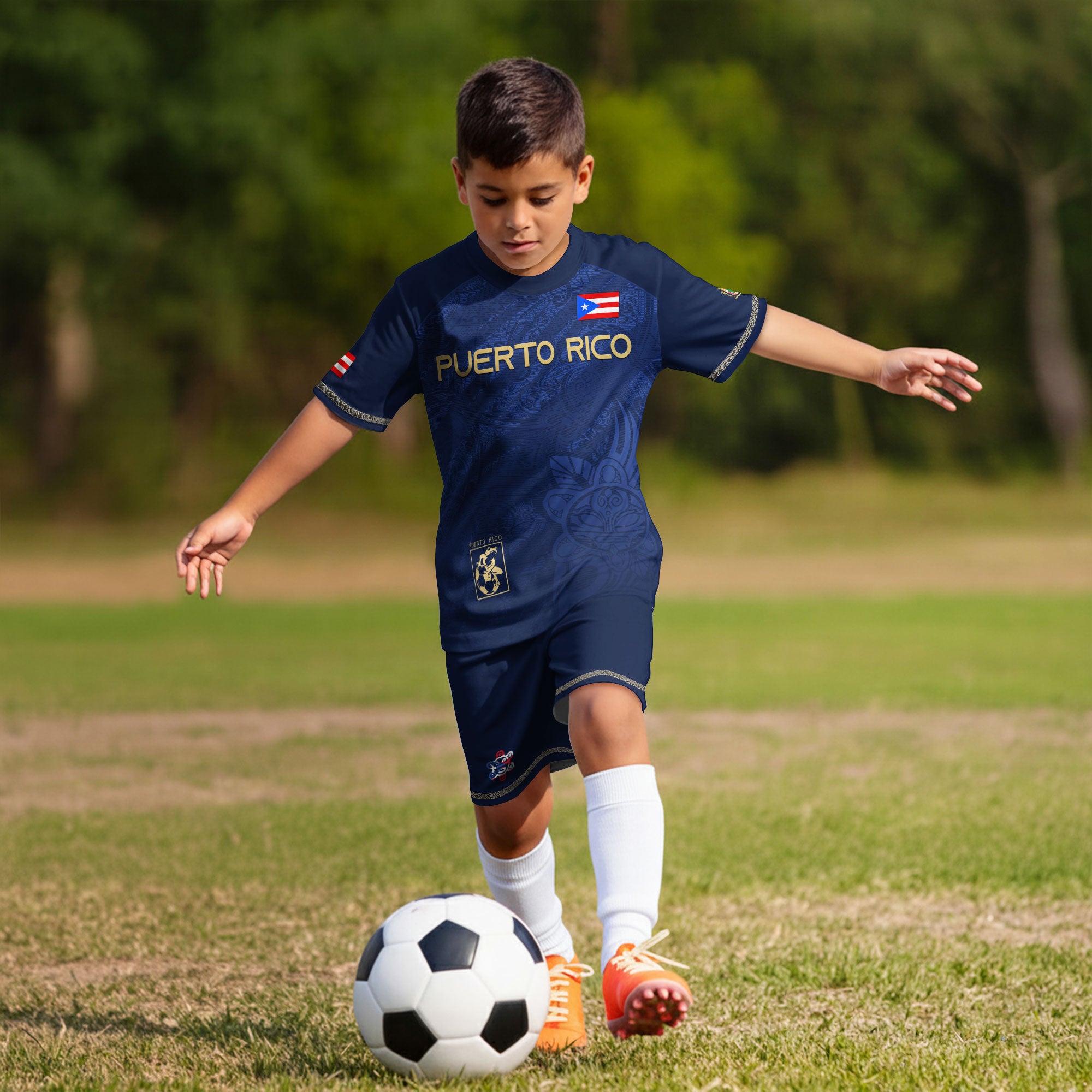 Camiseta de fútbol juvenil puertorriqueña para niños, color azul marino y dorado, con la bandera del orgullo taíno tribal de la rana coquí boricua