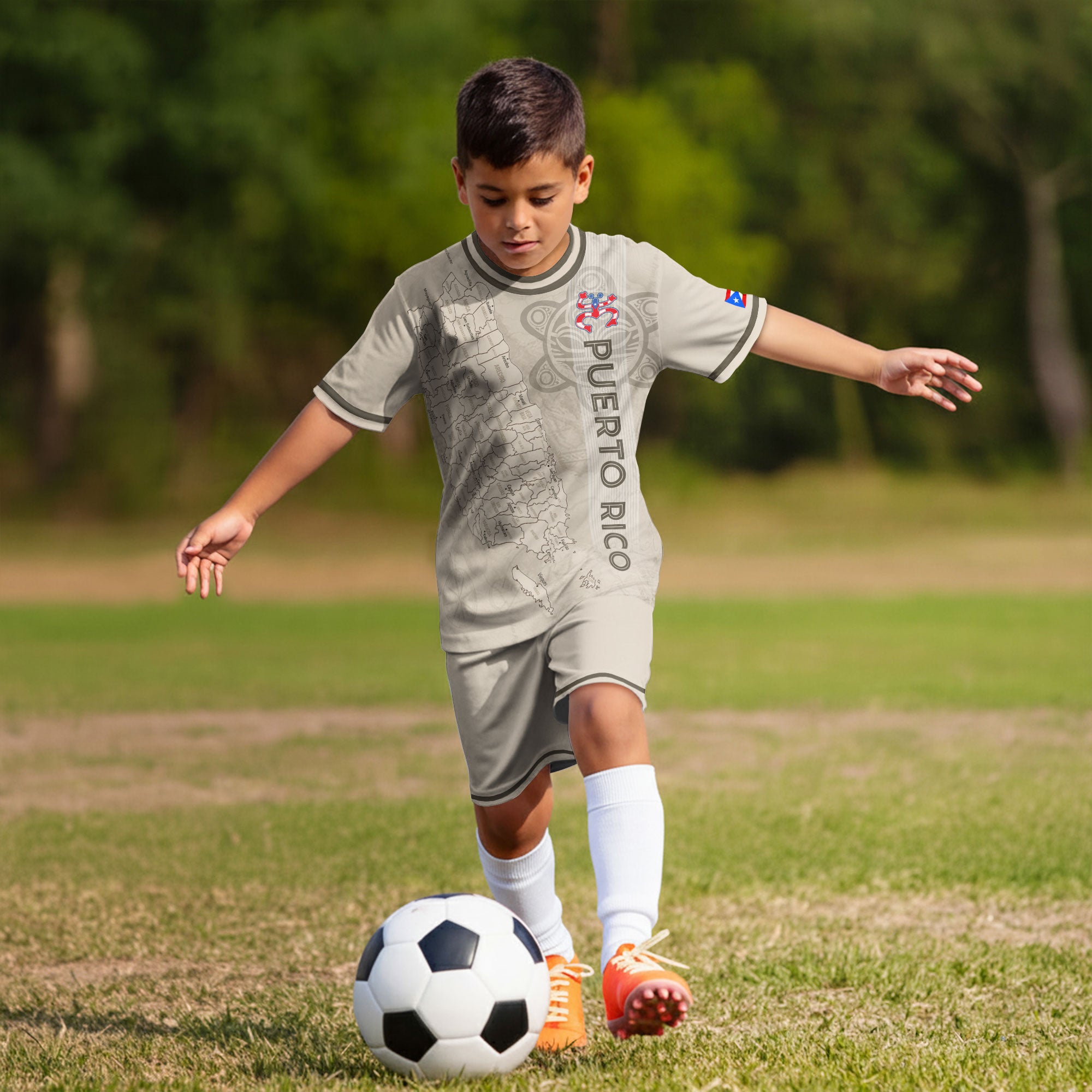 Camiseta de fútbol juvenil beige con el mapa dorado de la herencia nacional Taino Coqui de Puerto Rico para niños