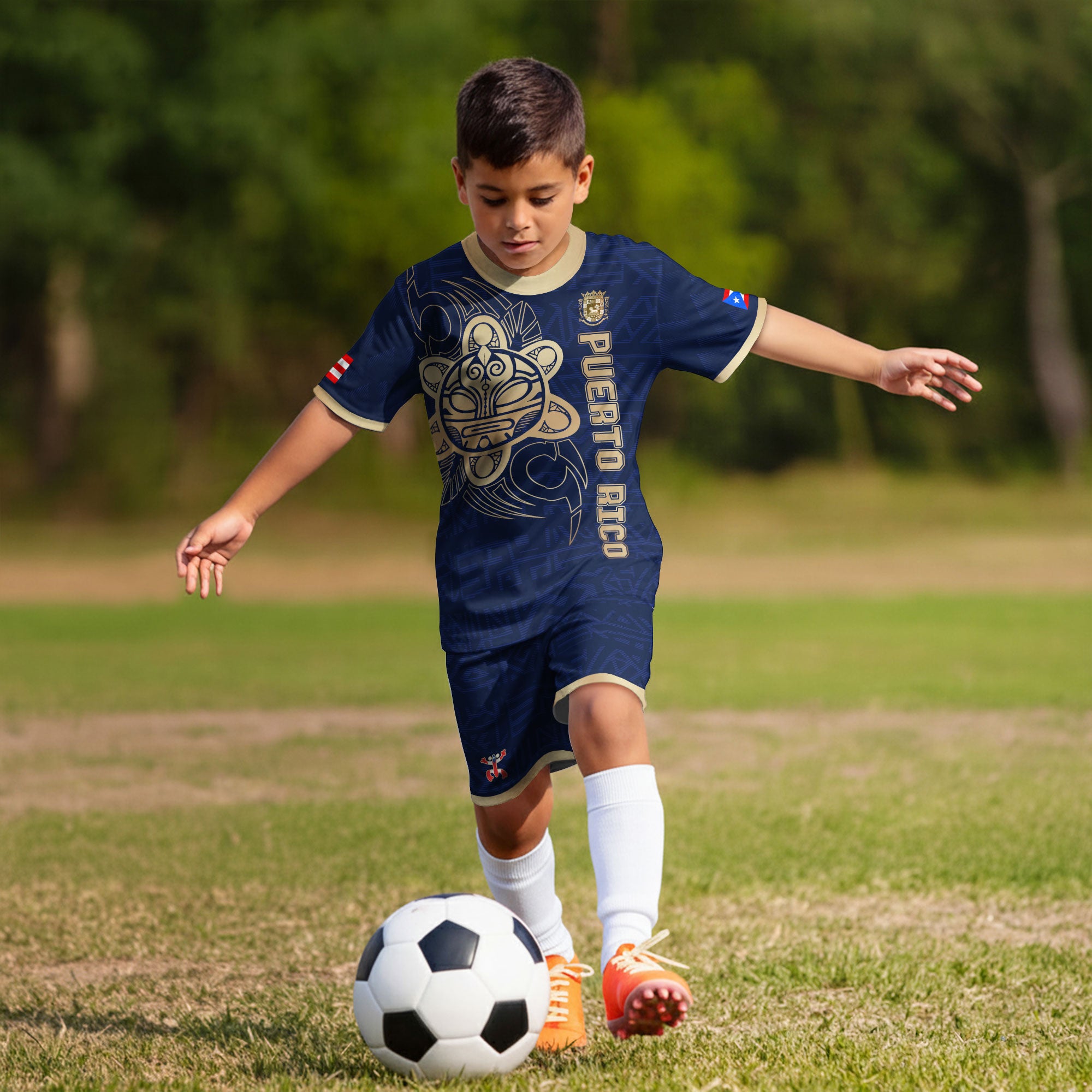 Camiseta de fútbol juvenil de Puerto Rico para niños, color dorado, azul marino, dios del sol taíno, herencia nacional boricua antigua