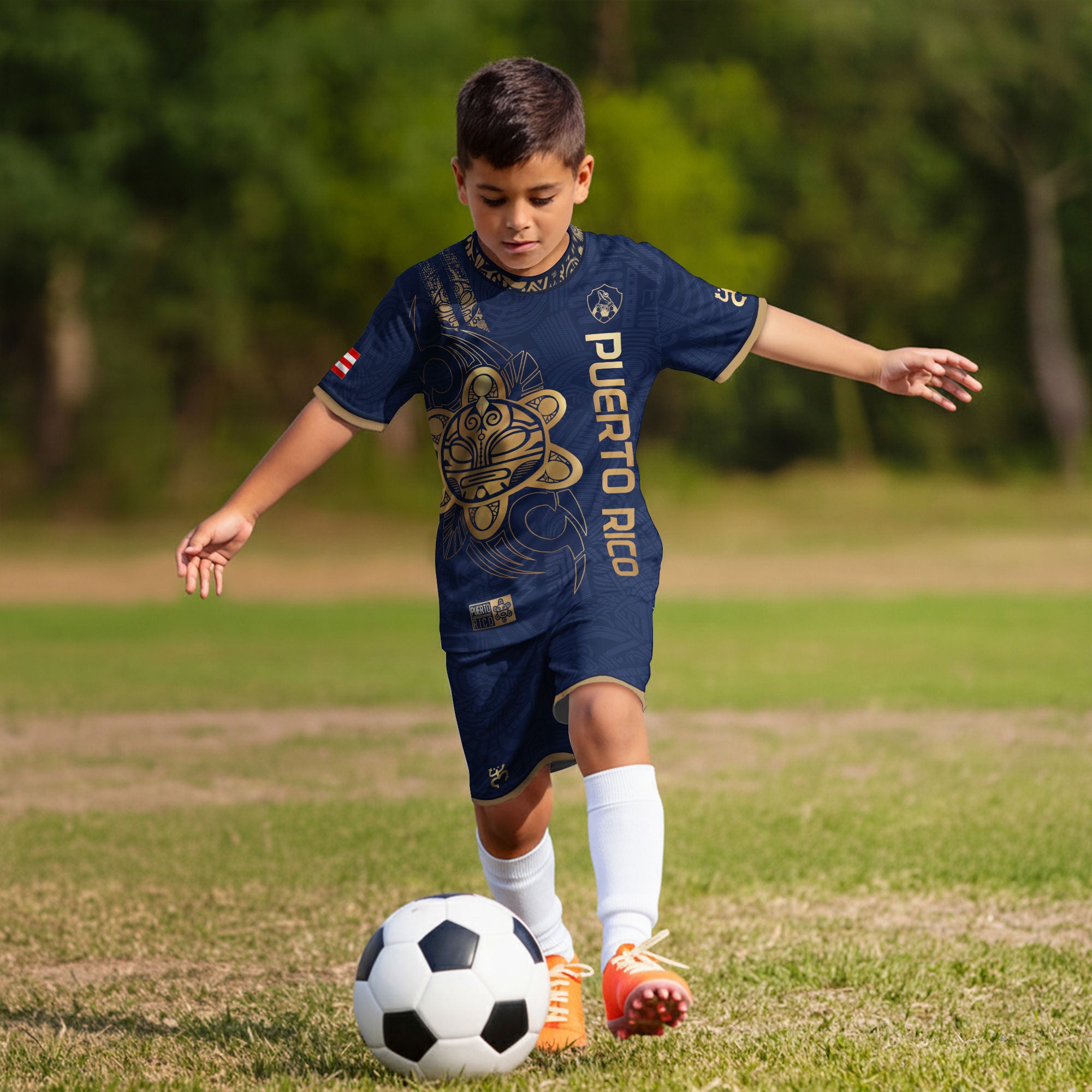 Camiseta de fútbol boricua de herencia nacional con texto vertical del Sol Taino dorado azul marino para niños y jóvenes de Puerto Rico