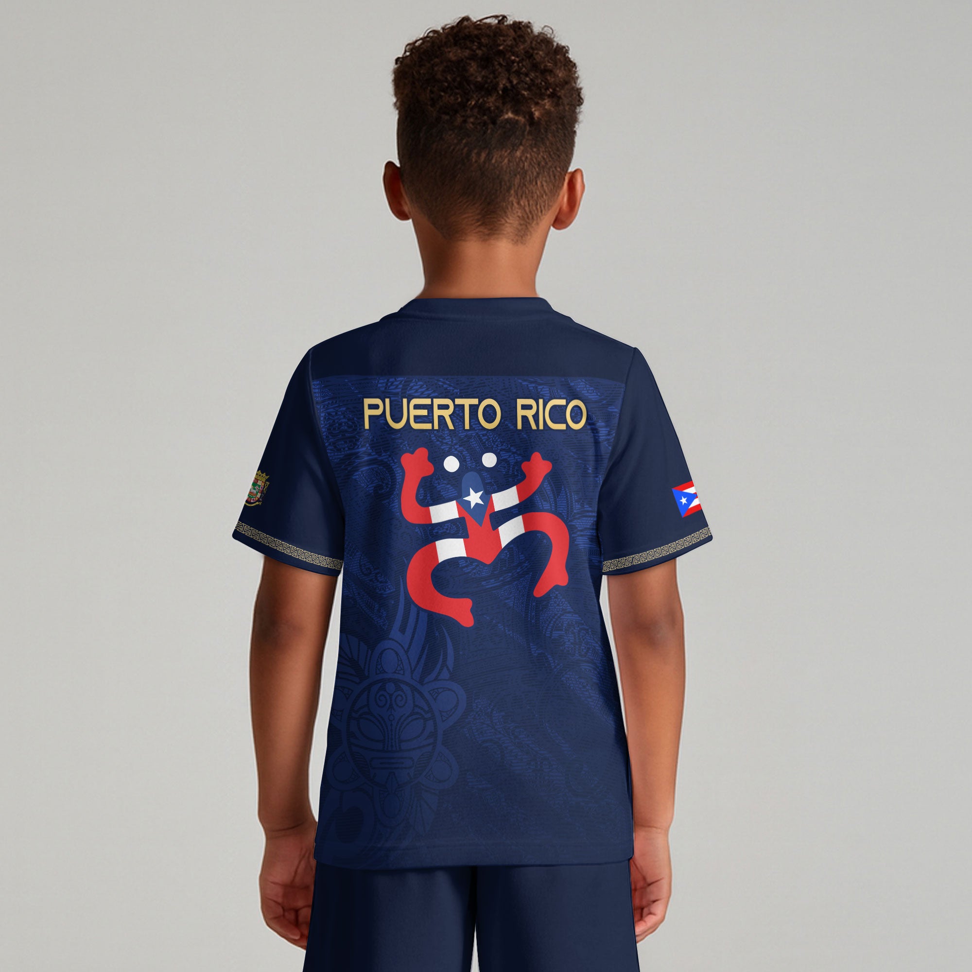 Camiseta de fútbol juvenil puertorriqueña para niños, color azul marino y dorado, con la bandera del orgullo taíno tribal de la rana coquí boricua