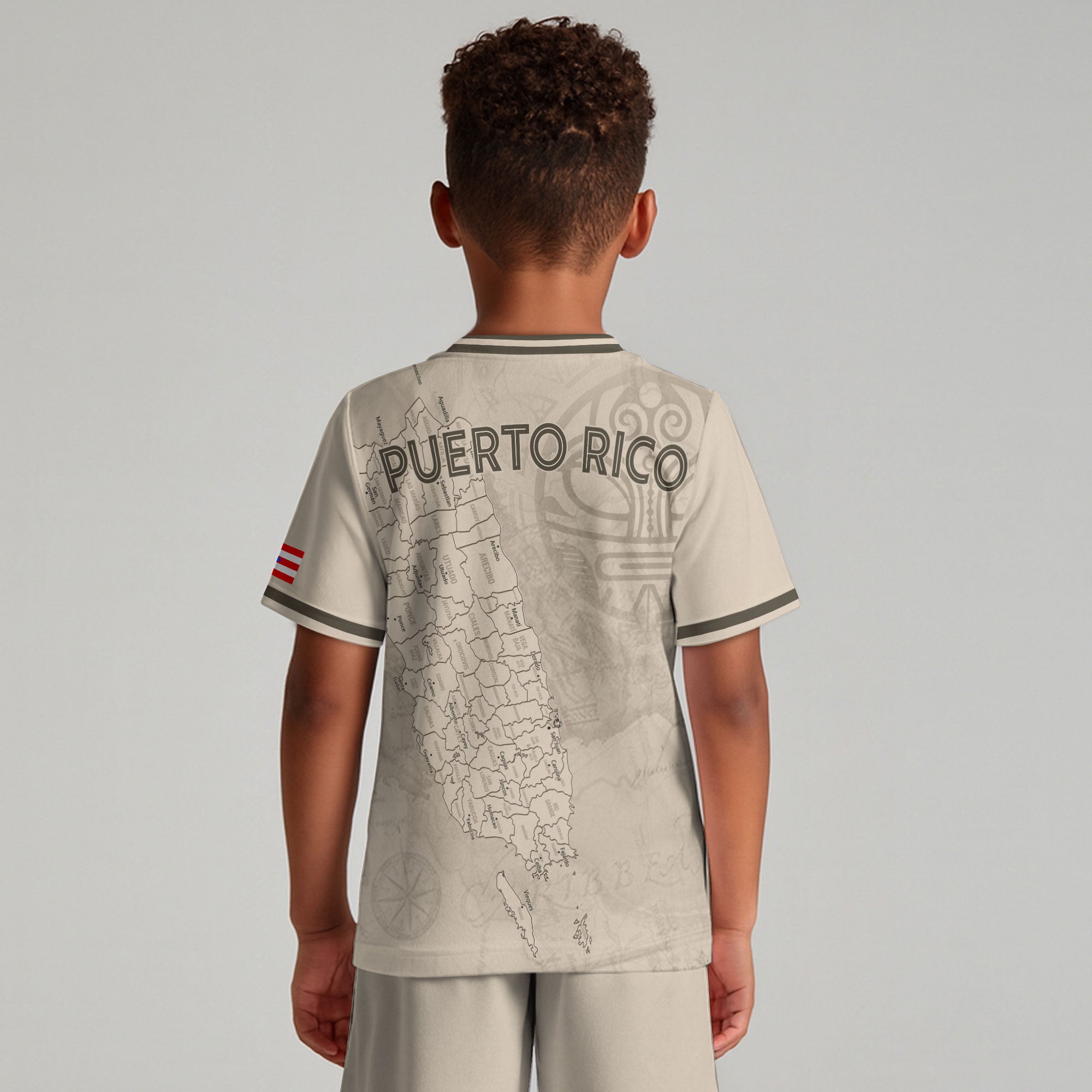 Camiseta de fútbol juvenil beige con el mapa dorado de la herencia nacional Taino Coqui de Puerto Rico para niños