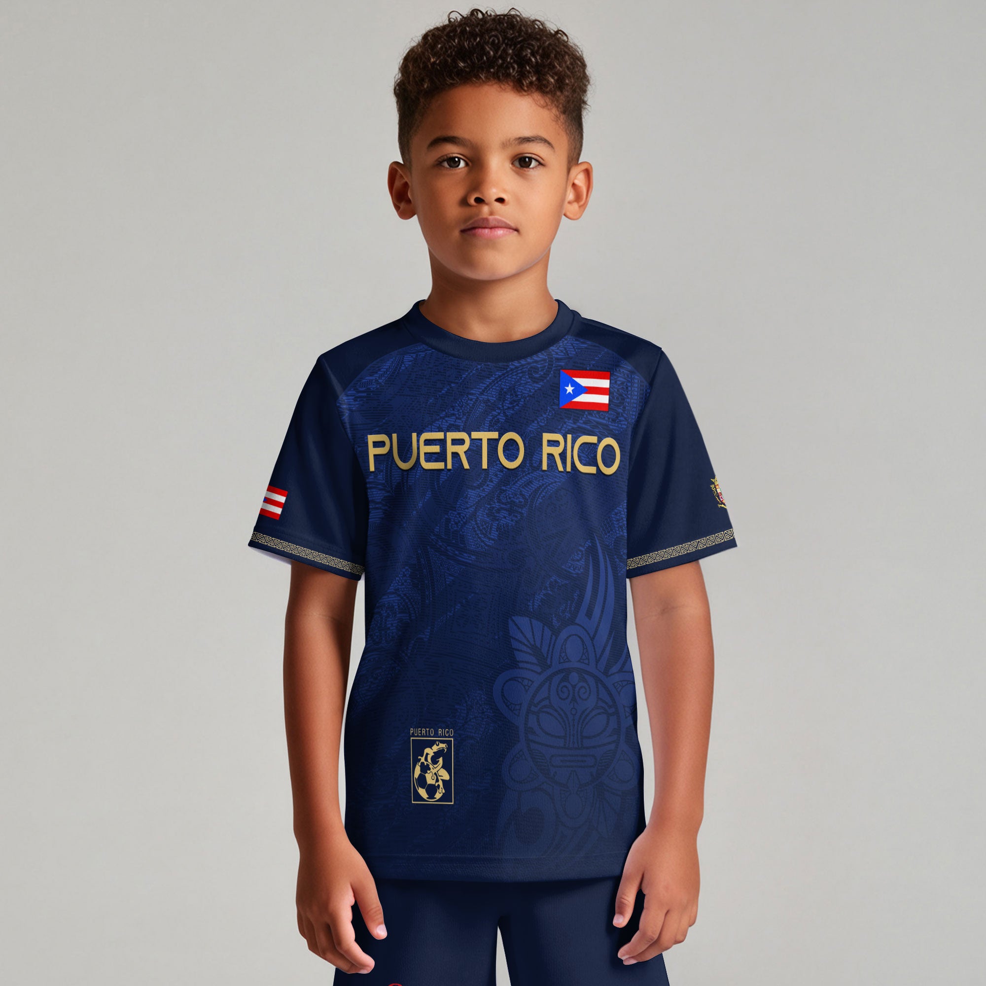 Camiseta de fútbol juvenil puertorriqueña para niños, color azul marino y dorado, con la bandera del orgullo taíno tribal de la rana coquí boricua