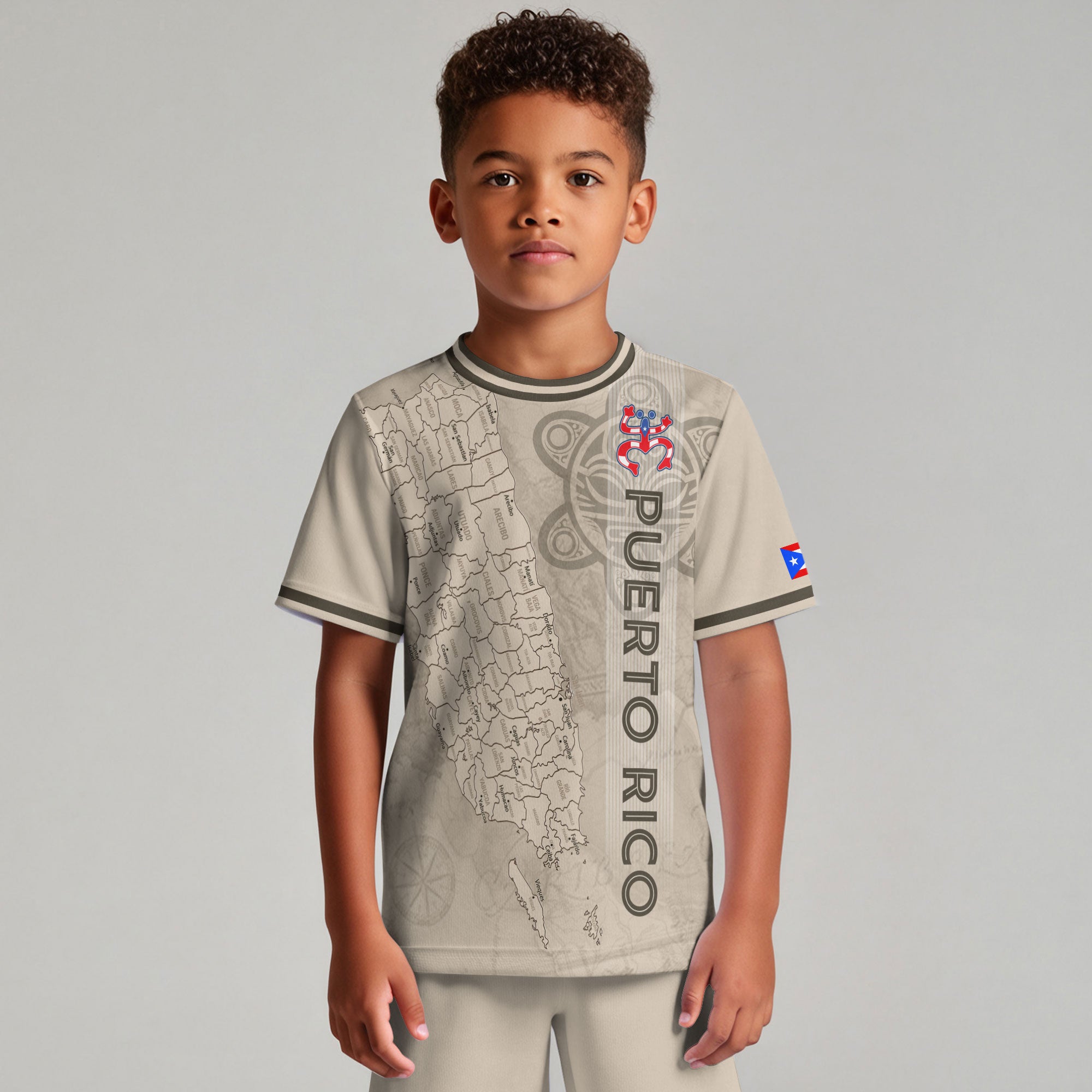 Camiseta de fútbol juvenil beige con el mapa dorado de la herencia nacional Taino Coqui de Puerto Rico para niños