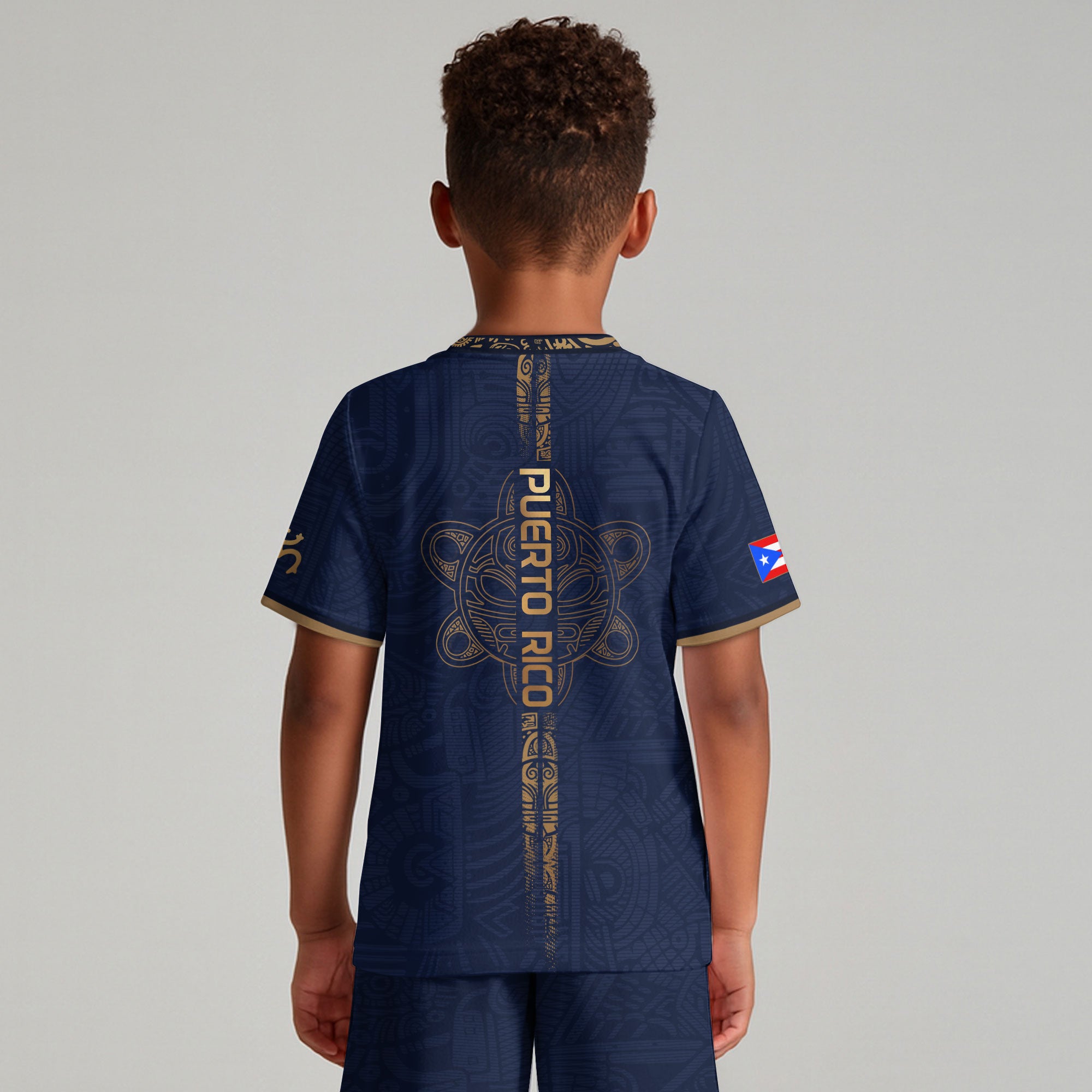 Camiseta de fútbol boricua de herencia nacional con texto vertical del Sol Taino dorado azul marino para niños y jóvenes de Puerto Rico