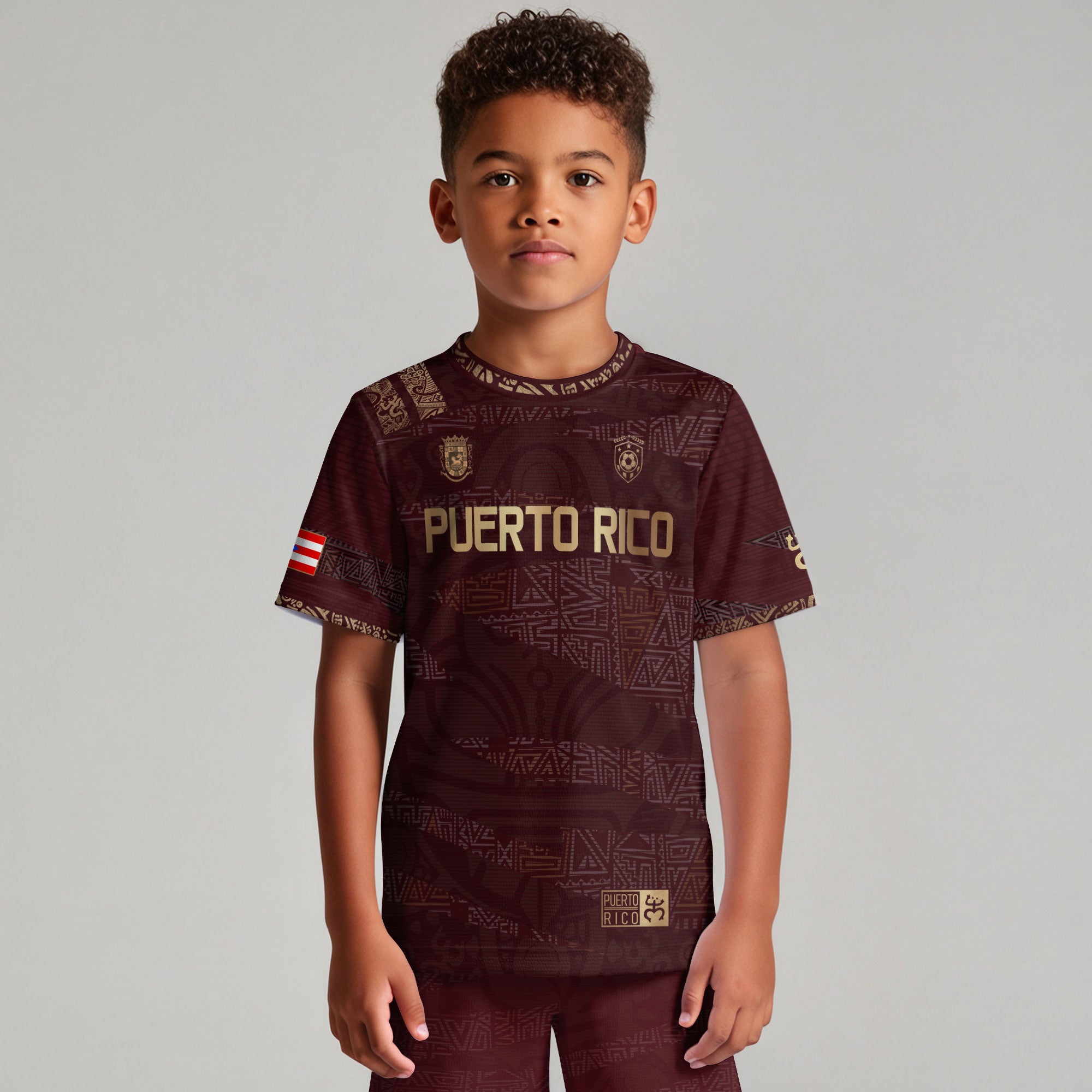Camiseta de fútbol boricua de herencia nacional con diseño tribal taíno dorado granate para niños y jóvenes de Puerto Rico