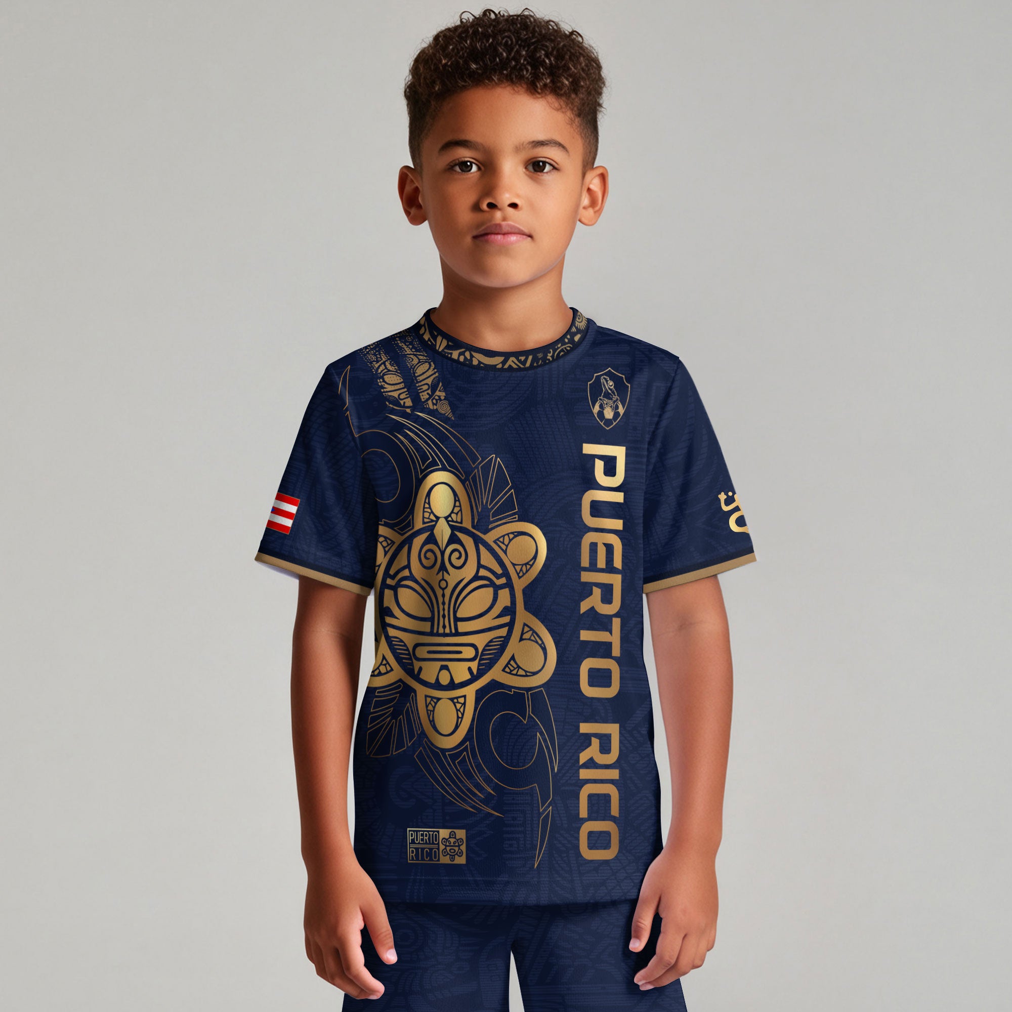 Camiseta de fútbol boricua de herencia nacional con texto vertical del Sol Taino dorado azul marino para niños y jóvenes de Puerto Rico